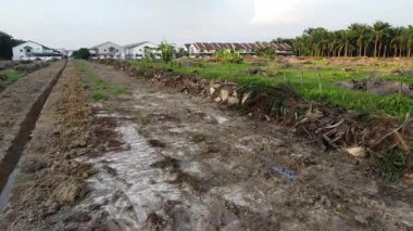 Perak, Malezya. 30 Aralık 2025: TmnMas civarındaki tarım arazisi yakınlarındaki banliyö evinin hava sahası, Kgkoh.