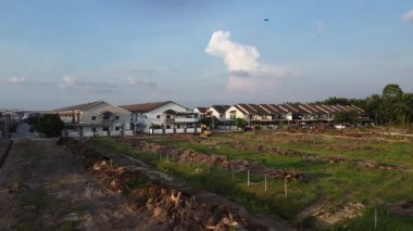 Perak, Malezya. 30 Aralık 2025: TmnMas civarındaki tarım arazisi yakınlarındaki banliyö evinin hava sahası, Kgkoh.