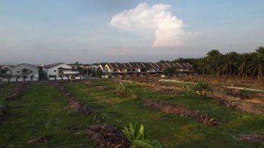 Perak, Malezya. 30 Aralık 2025: TmnMas civarındaki tarım arazisi yakınlarındaki banliyö evinin hava sahası, Kgkoh.