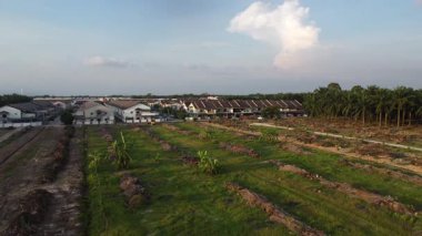 Perak, Malezya. 30 Aralık 2025: İnsan yapımı bir drenaj sisteminin hava görüntüsü ve Kgkoh yerleşim bölgesindeki toprak yol.