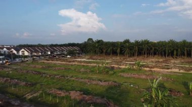 Perak, Malezya. 30 Aralık 2025: TmnMas civarındaki tarım arazisi yakınlarındaki banliyö evinin hava sahası, Kgkoh.