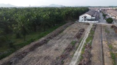 Perak, Malezya. 30 Aralık 2025: Bisikletçilerin Kgkoh plantasyonuna giden ıssız kırsal toprak yola bisikletle girdikleri hava sahası.