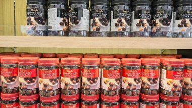 Perak, Malezya. 30 Aralık 2025: SP Duty Free Pangkor Mart 'ın raflarında çeşitli karışık karışık çikolata ürünleri satışa sunuldu.