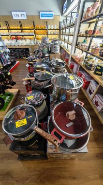 Perak, Malezya. 30 Aralık 2025: SP Duty Free Pangkor Mart 'ta tepsiler gösterilip satılana kadar demlik, tava, çay seti, fincan, tabak, kase, bıçak gibi mutfak aletlerinin çeşitliliği.