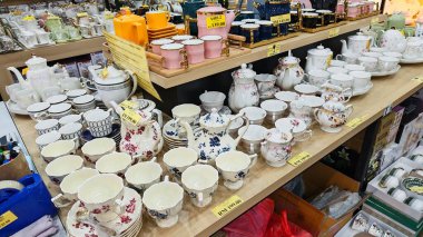 Perak, Malezya. 30 Aralık 2025: SP Duty Free Pangkor Mart 'ta tepsiler gösterilip satılana kadar demlik, tava, çay seti, fincan, tabak, kase, bıçak gibi mutfak aletlerinin çeşitliliği.