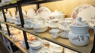 Perak, Malezya. 30 Aralık 2025: SP Duty Free Pangkor Mart 'ta tepsiler gösterilip satılana kadar demlik, tava, çay seti, fincan, tabak, kase, bıçak gibi mutfak aletlerinin çeşitliliği.