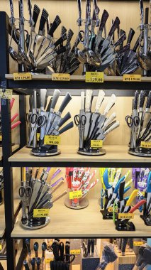 Perak, Malezya. 30 Aralık 2025: SP Duty Free Pangkor Mart 'ta tepsiler gösterilip satılana kadar demlik, tava, çay seti, fincan, tabak, kase, bıçak gibi mutfak aletlerinin çeşitliliği.