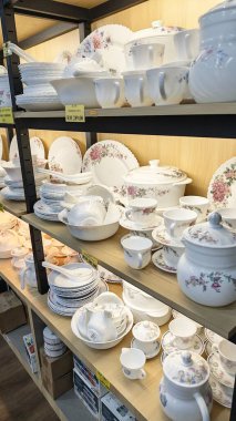 Perak, Malezya. 30 Aralık 2025: SP Duty Free Pangkor Mart 'ta tepsiler gösterilip satılana kadar demlik, tava, çay seti, fincan, tabak, kase, bıçak gibi mutfak aletlerinin çeşitliliği.