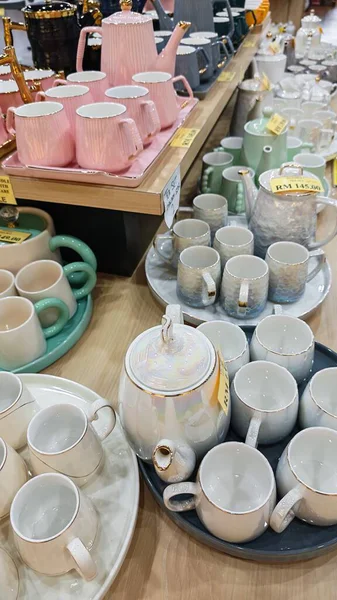Perak, Malezya. 30 Aralık 2025: SP Duty Free Pangkor Mart 'ta tepsiler gösterilip satılana kadar demlik, tava, çay seti, fincan, tabak, kase, bıçak gibi mutfak aletlerinin çeşitliliği.
