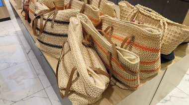 Perak, Malezya. 30 Aralık 2025: Duty Free Pangkor Mart 'ta kare şeklinde örgü örülmüş kadın omuz moda çantası sergileniyor ve satılıyor.