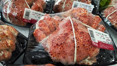 Perak, Malezya. 30 Aralık 2025: Donmuş Şili kar yengeçleri Aeon Alışveriş Merkezi, Sri Manjung 'da satılık olarak sergilenen masada paketlendi.