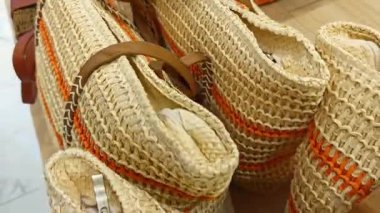 Perak, Malezya. 30 Aralık 2025: Duty Free Pangkor Mart 'ta kare şeklinde örgü örülmüş kadın omuz moda çantası sergileniyor ve satılıyor.