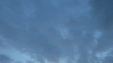 Sessiz Asya çiftliğinde, sabahın erken saatlerinde gökyüzüne bakıyorum..