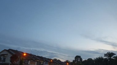 Sessiz Asya çiftliğinde, sabahın erken saatlerinde gökyüzüne bakıyorum..