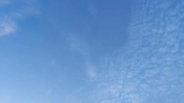 Sessiz Asya çiftliğinde, sabahın erken saatlerinde gökyüzüne bakıyorum..