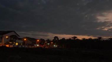 Sessiz Asya çiftliğinde, sabahın erken saatlerinde gökyüzüne bakıyorum..