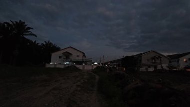 Sessiz Asya çiftliğinde, sabahın erken saatlerinde gökyüzüne bakıyorum..