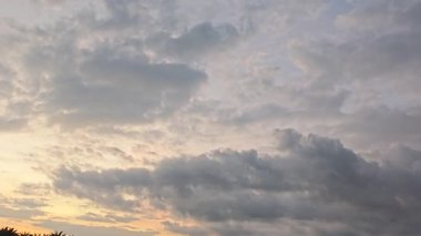 Sessiz Asya çiftliğinde, sabahın erken saatlerinde gökyüzüne bakıyorum..