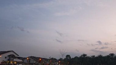 Sessiz Asya çiftliğinde, sabahın erken saatlerinde gökyüzüne bakıyorum..