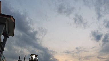 Sessiz Asya çiftliğinde, sabahın erken saatlerinde gökyüzüne bakıyorum..