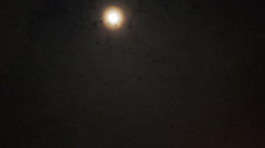 Gece gökyüzüne bakıyorum, parlak bir uzaklık, parlak bir ay, karanlık arka planda..