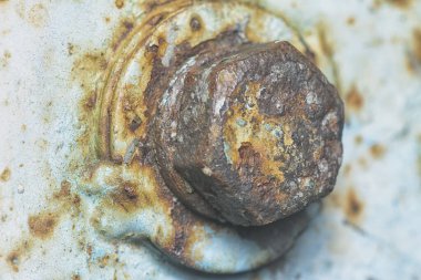 Eski paslı dişli tekerlek, yedek parça makinesinin cıvata ve somunu..