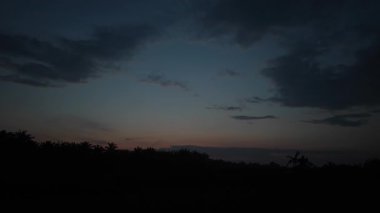 Huzurlu kırsal bölgede sabahın erken saatlerinde güzel gökyüzüne bakıyorum..