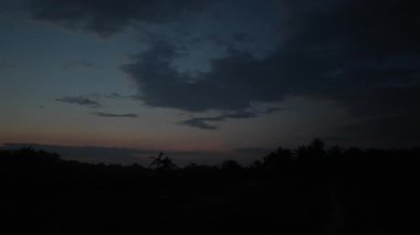 Huzurlu kırsal bölgede sabahın erken saatlerinde güzel gökyüzüne bakıyorum..