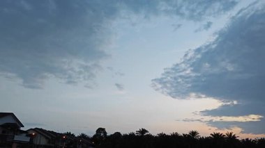 Huzurlu kırsal bölgede sabahın erken saatlerinde güzel gökyüzüne bakıyorum..