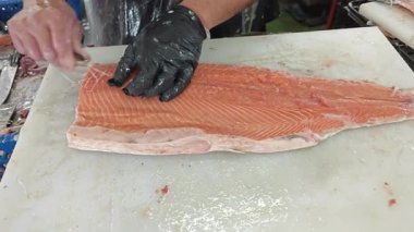 Yeni kesilmiş taze Atlantik somon balığı sahnesi..