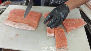 Yeni kesilmiş taze Atlantik somon balığı sahnesi..