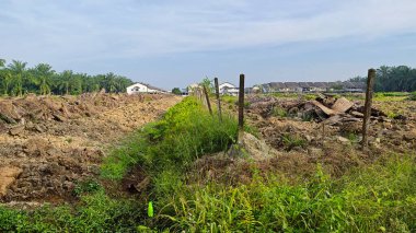 Güzel bir gündüz manzarası olan saban toprağının yakın çekimi..