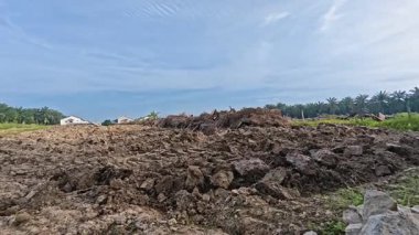 Yeni sürülmüş topraklarda basit bir adamın drenaj sistemi oluşturduğu sahne.