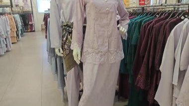 Perak, Malezya. 29 Ocak 2026: Erkek, kadın ve çocuklar için Aeon Mall, Sri Manjung 'daki bazı mağazalarda satışta ve vitrinlerde geleneksel otantik Malezya Bayramını Kutlaması.