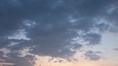 Güzel sisli sabahın erken saatlerinde huzurlu kırsal bölgede gökyüzüne bakıyorum..