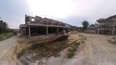 Perak, Malezya. 29 Ocak 2026: İzole edilmiş KgKoh inşaat sahasındaki tamamlanmamış yeni binanın çevresindeki keşif görüntüleri.