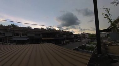 Karanlık fırtınalı gece havasının verandasından hızlandırılmış sahne.