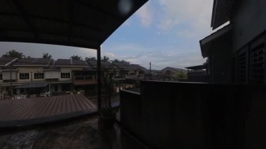 Perak, Malezya. 29 Ocak 2026: Fırtınalı gökyüzünden Taman Mas yerleşim yeri Kgkoh 'ta güneşli bir güne kadar değişen havanın hızlandırılmış görüntüleri.