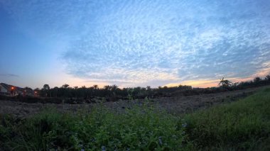 Çayır çiftliğindeki renkli gökyüzünün hızlandırılmış görüntüleri.