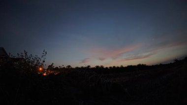 Çayır çiftliğindeki renkli gökyüzünün hızlandırılmış görüntüleri.