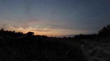 Çayır çiftliğindeki renkli gökyüzünün hızlandırılmış görüntüleri.