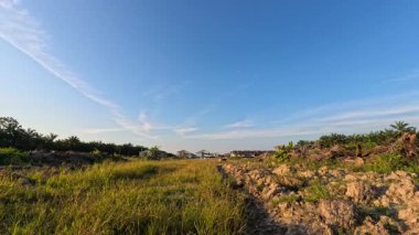 Gündüzün gökyüzünde yükselen bulutların hızlandırılmış görüntüleri.