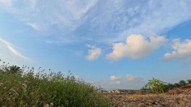 Gündüzün gökyüzünde yükselen bulutların hızlandırılmış görüntüleri.