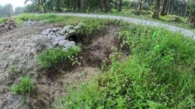 Kuru mevsim hendek drenaj sisteminin saban arazisindeki manzara görüntüleri..