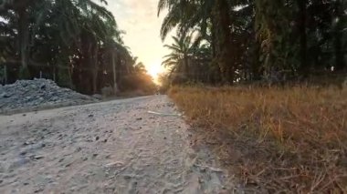 Perak, Malezya. 10 Şubat 2026: Kgkoh 'taki kırsal yolda ilerleyen ileri hareket olarak kırsal yoldan geçen bir motosikletlinin manzara görüntüleri