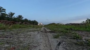 Kırsal yolda ya da patikada yürümenin ileri hareket görüntüleri.