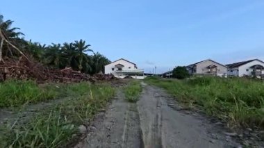 Kırsal yolda ya da patikada yürümenin ileri hareket görüntüleri.