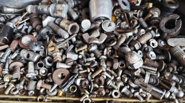 Perak, Malezya. 15 Şubat 2026: Kgkoh Taşımacılık atölyesi ve hizmetlerinde arta kalan metal makine vidaları ve fındıklarıyla dolu bir bütçe.