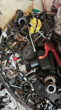 Perak, Malezya. 15 Şubat 2026: Kgkoh Taşımacılık atölyesi ve hizmetlerinde arta kalan metal makine vidaları ve fındıklarıyla dolu bir bütçe.