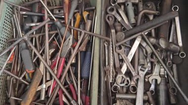 Perak, Malezya. 15 Şubat 2026: Kgkoh Taşımacılık atölyesi ve hizmetlerinde her türlü araç tamir aracı ve aksesuarı için bir bütçe.